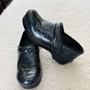 Dansko Black/Green Patent Leather Patterned Clogs size 36 US 5.5